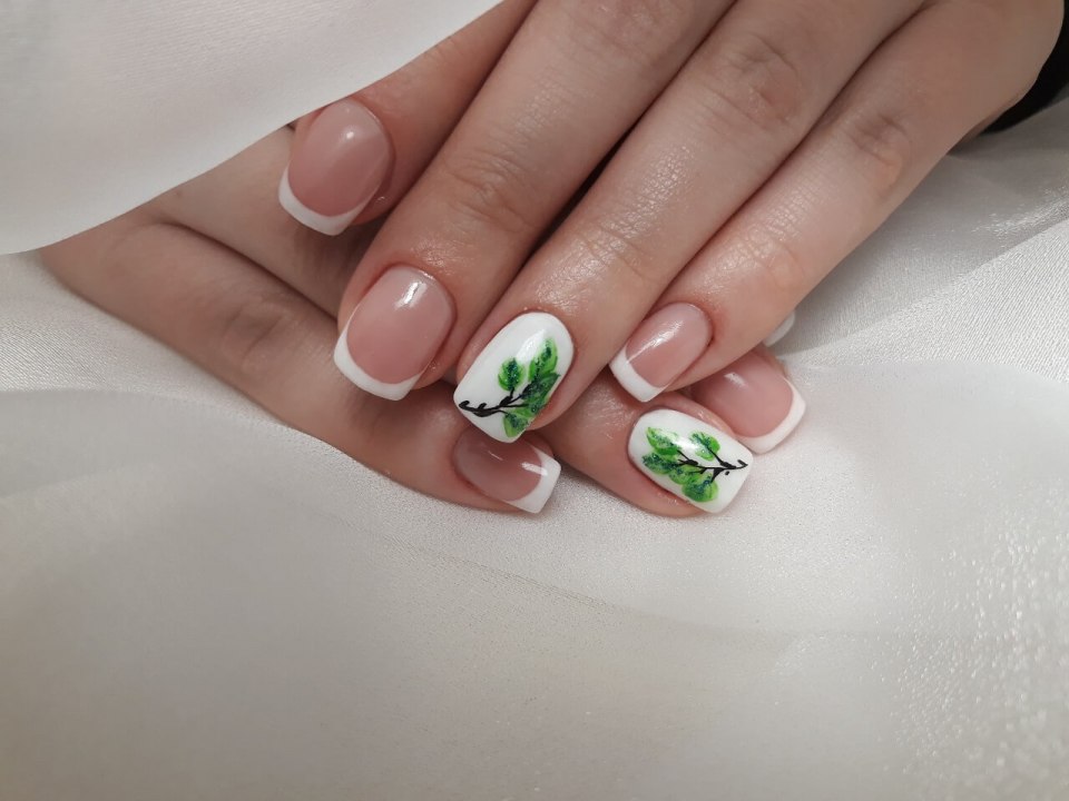 Маникюр френч белый с зеленым