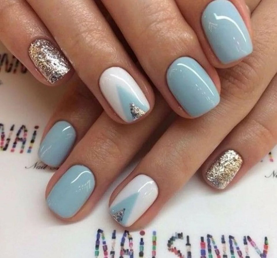 Голубой маникюр