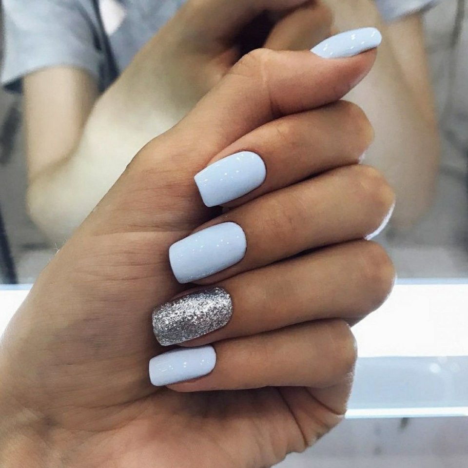 Красивый голубой маникюр