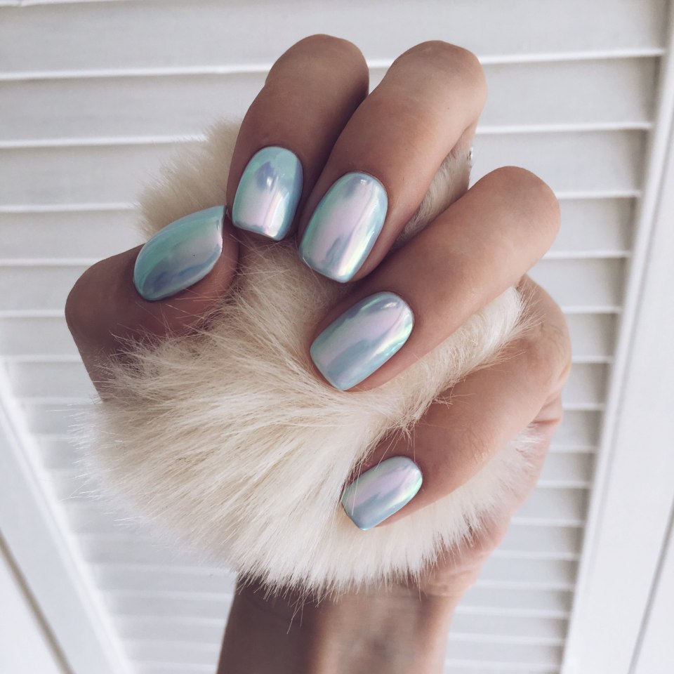 Маникюр на короткие ногти голубой и белый