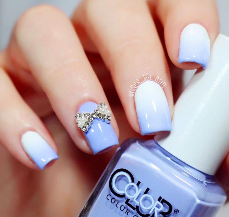 Голубой маникюр с белым узором