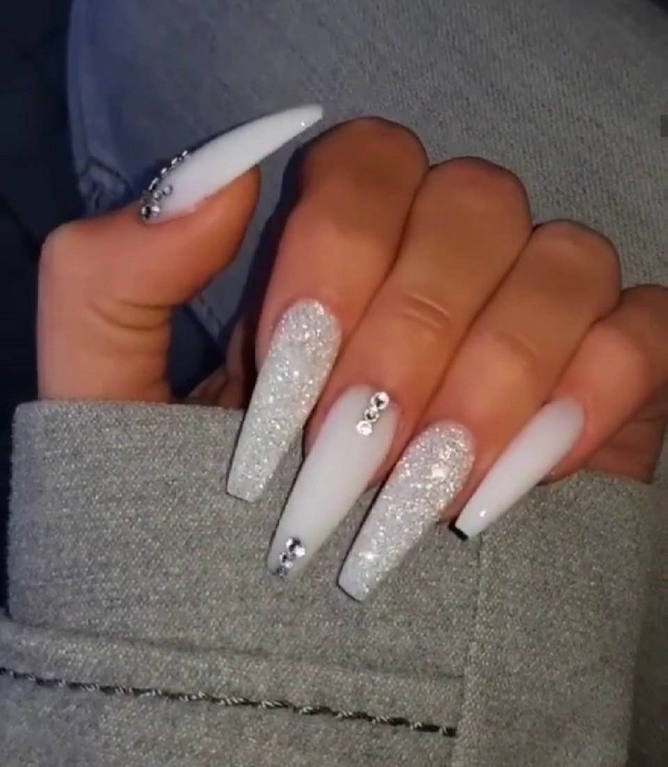 Белые длинные ногти