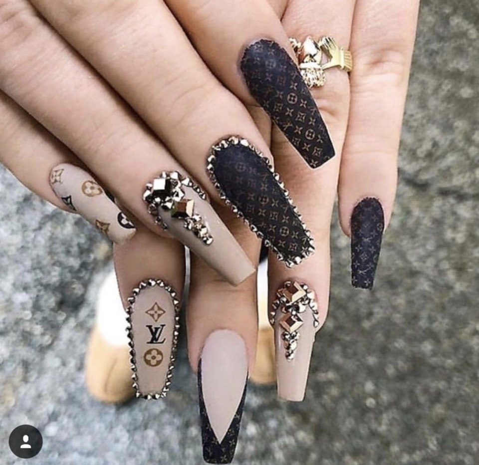 Ногти балерина Луи Луи Виттон