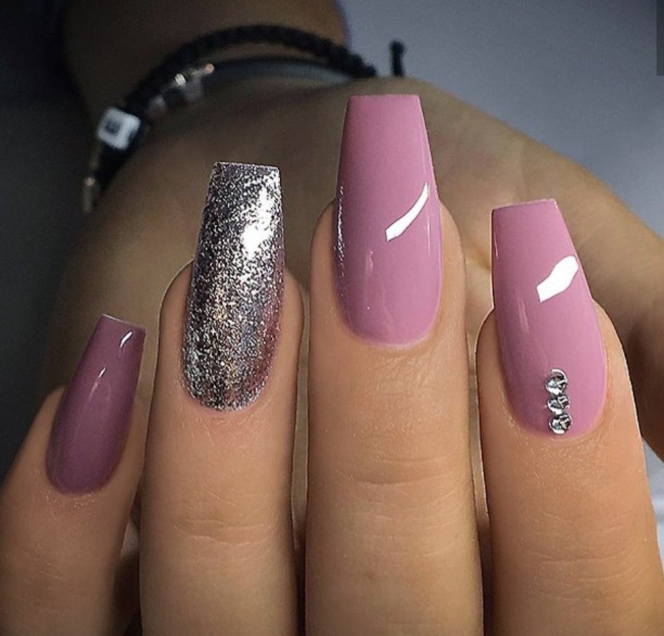 Маникюр темно-розовый с блестками