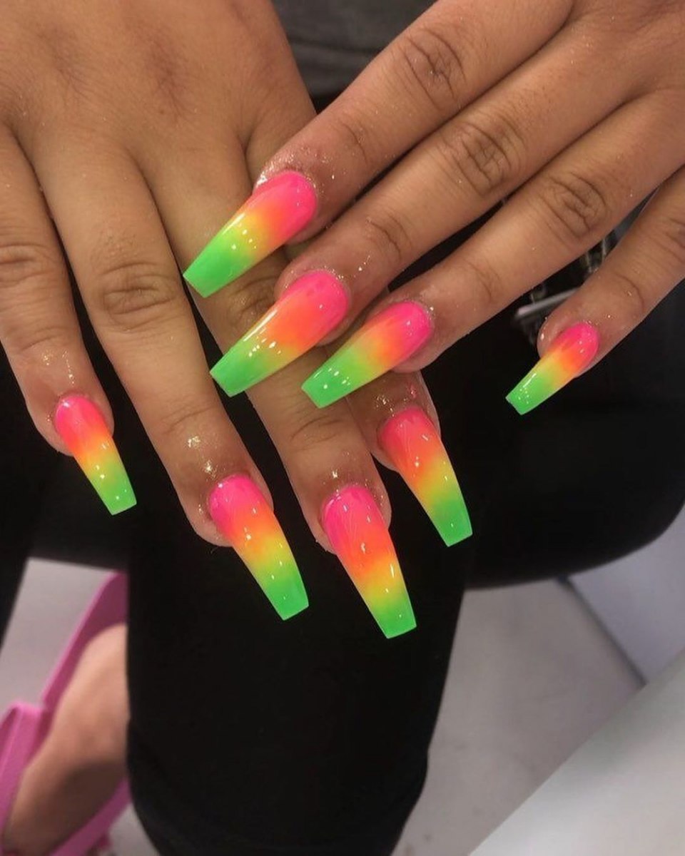 Красивые яркие ногти