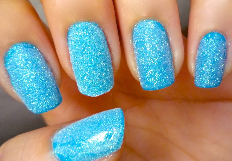 Голубой маникюр с блестками