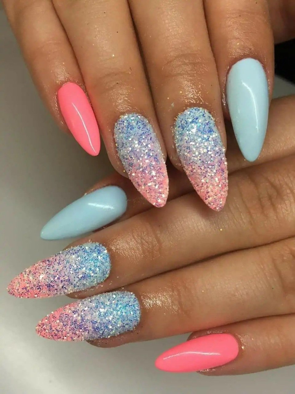 Ногти голубые с розовым