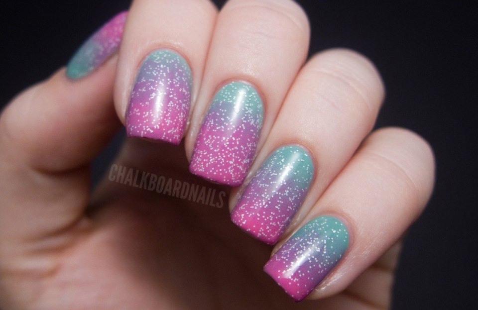 Розовый маникюр с градиентом и блёстками