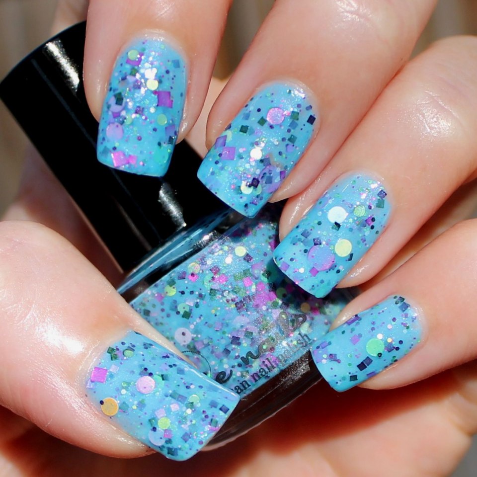 Маникюр розово голубой с блестками