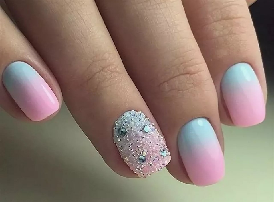 Розово-голубой маникюр на коротких ногтях