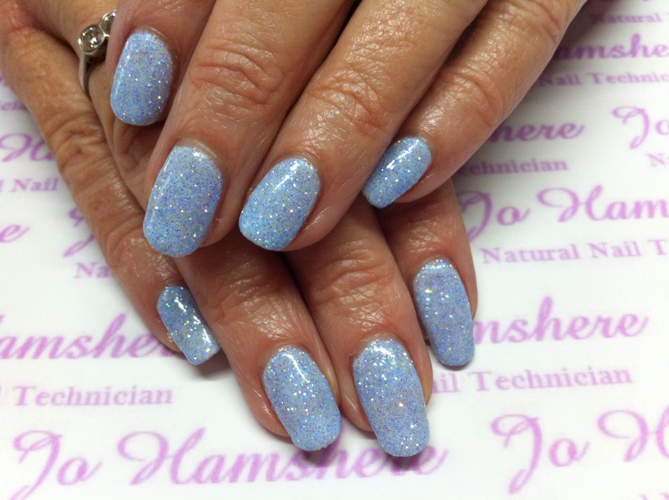 Светло голубой маникюр с блестками