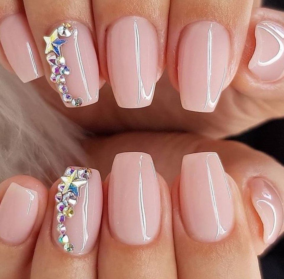 Мерлин Найлс маникюр