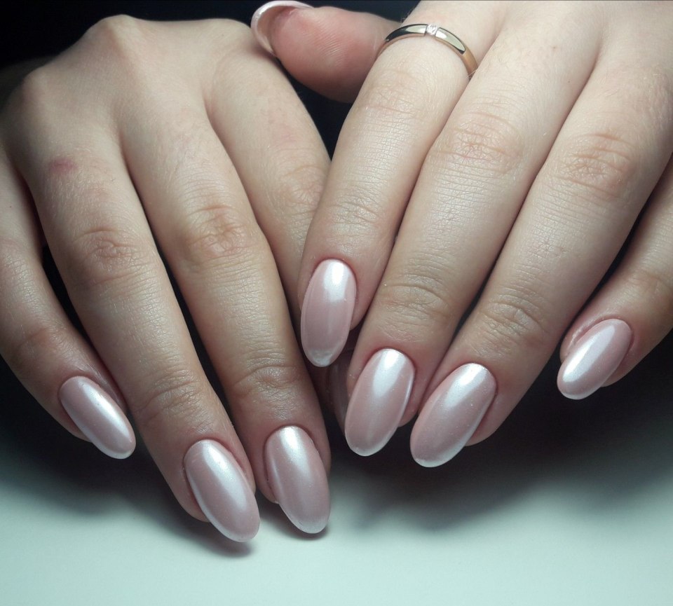 Белый перламутровый маникюр
