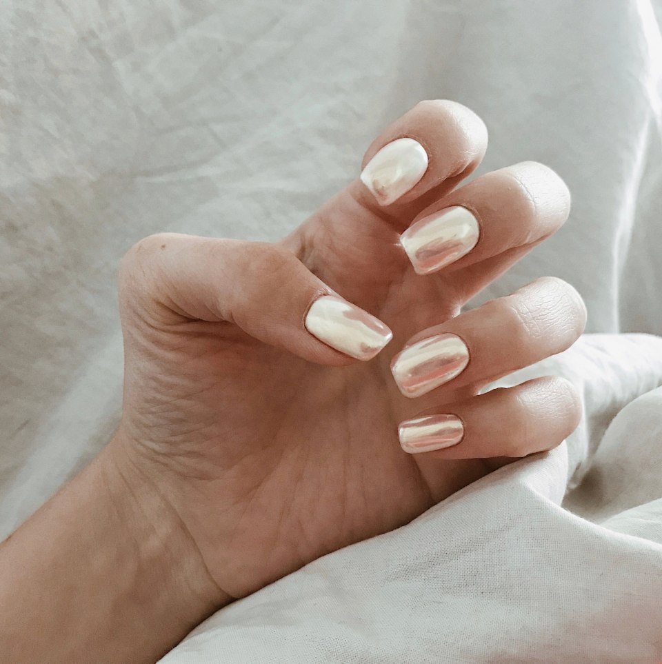 Белые ногти с втиркой