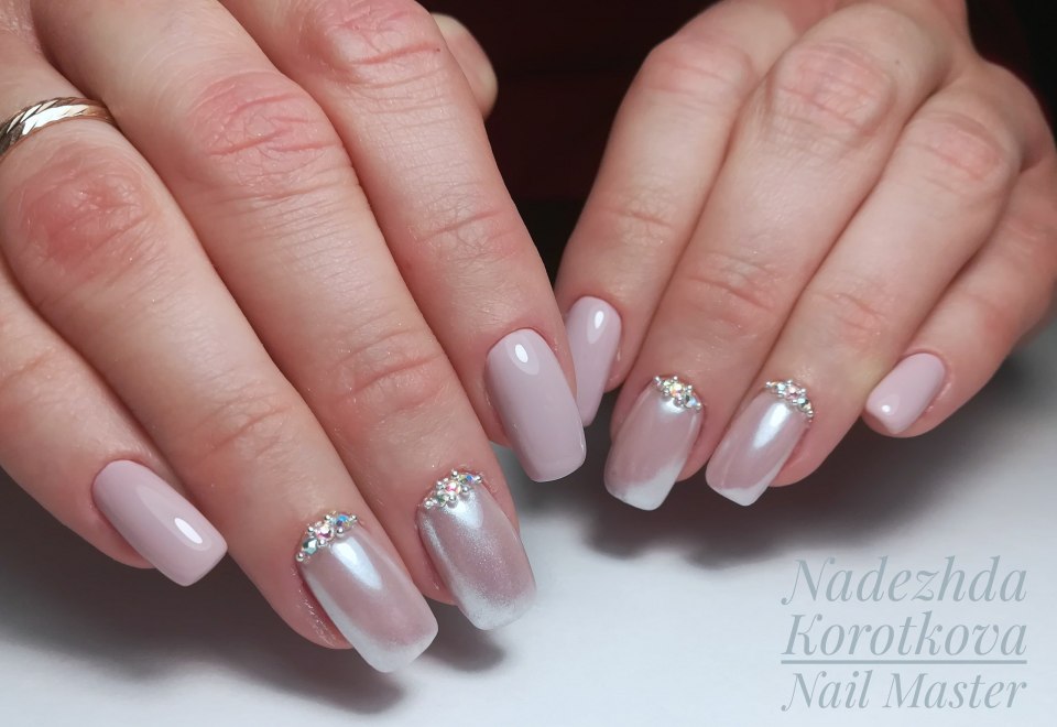 Перламутровый маникюр на короткие ногти