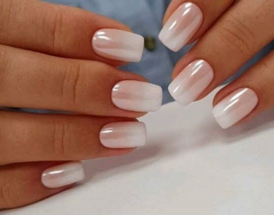 Маникюр белая втирка со стразами