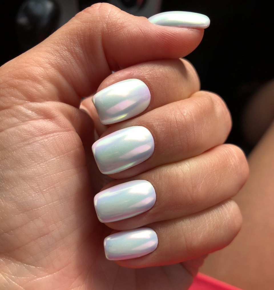 Белый маникюр с втиркой жемчужной