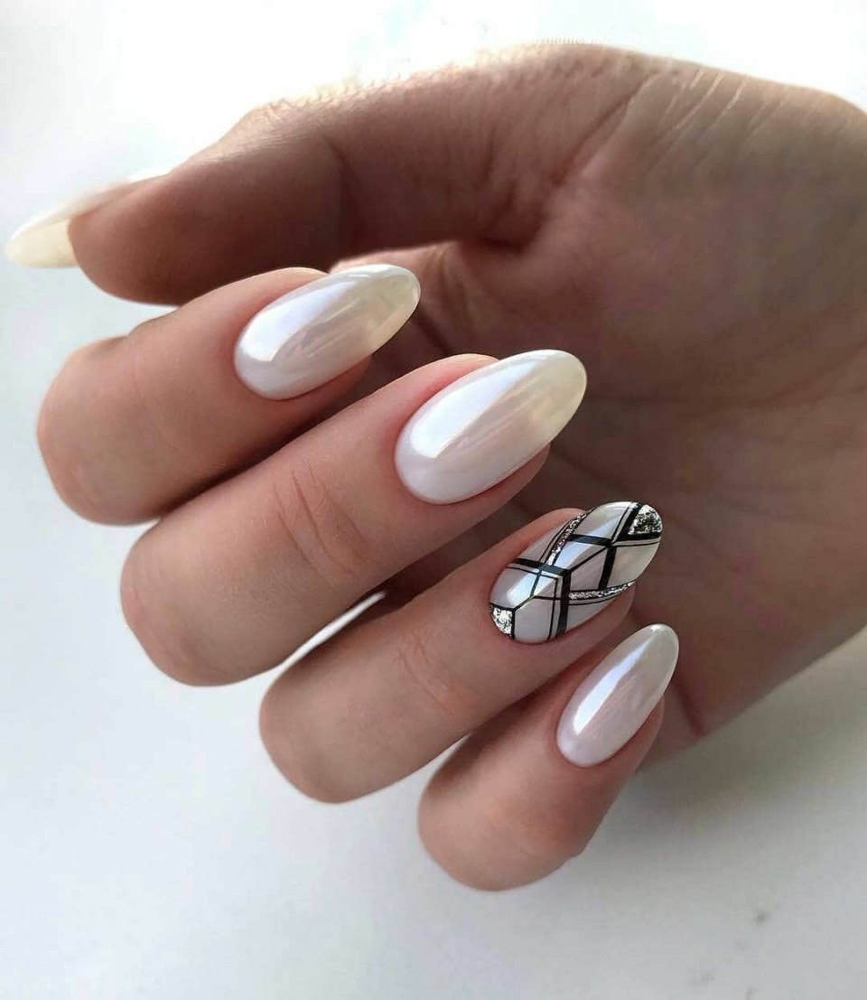 Молочный маникюр со светоотражающей базой