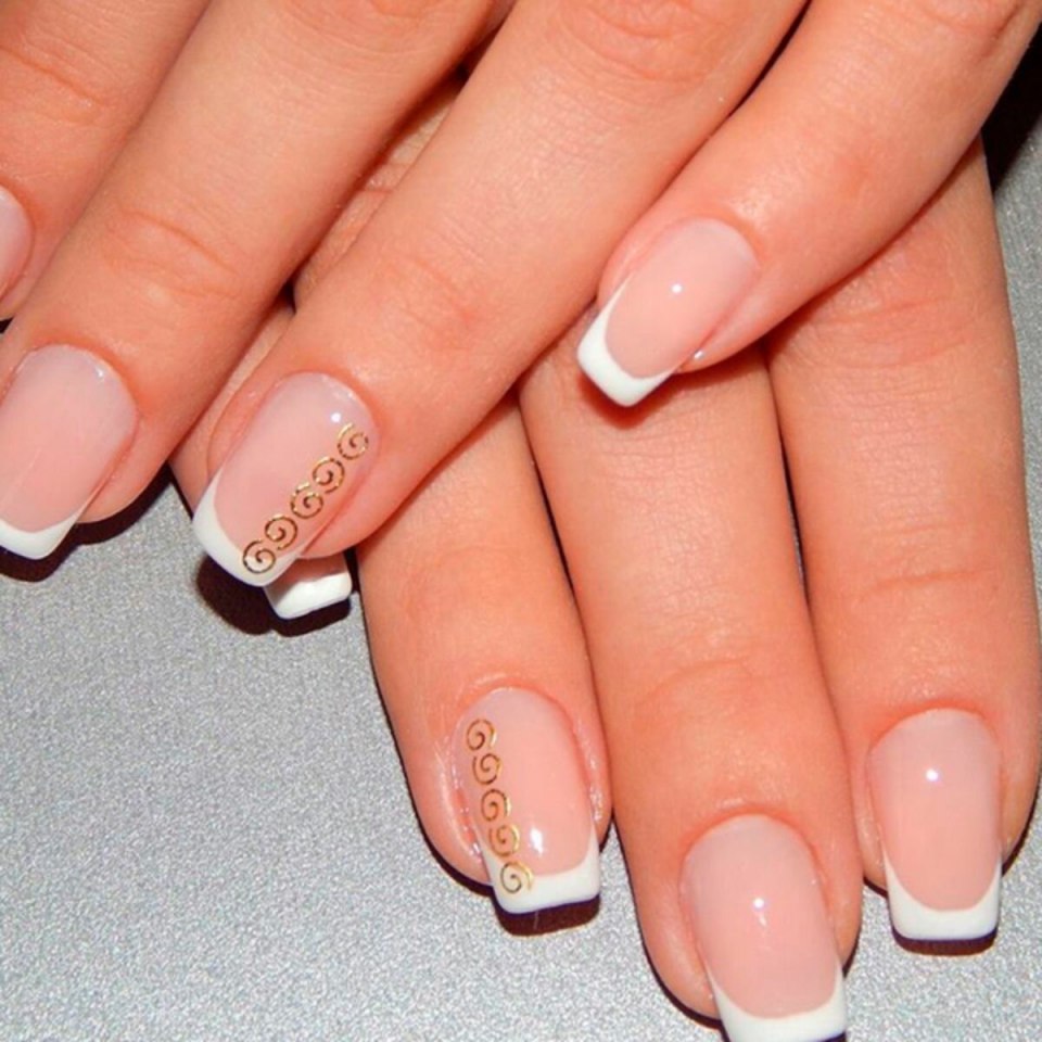 Тонкий френч на квадратных ногтях