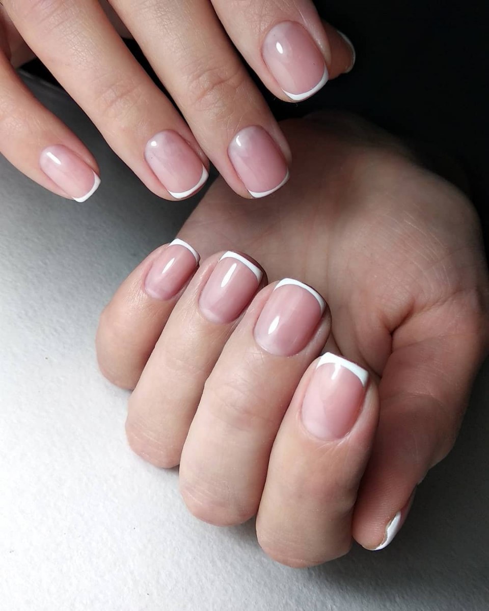Маникюр френч белый на короткие ногти