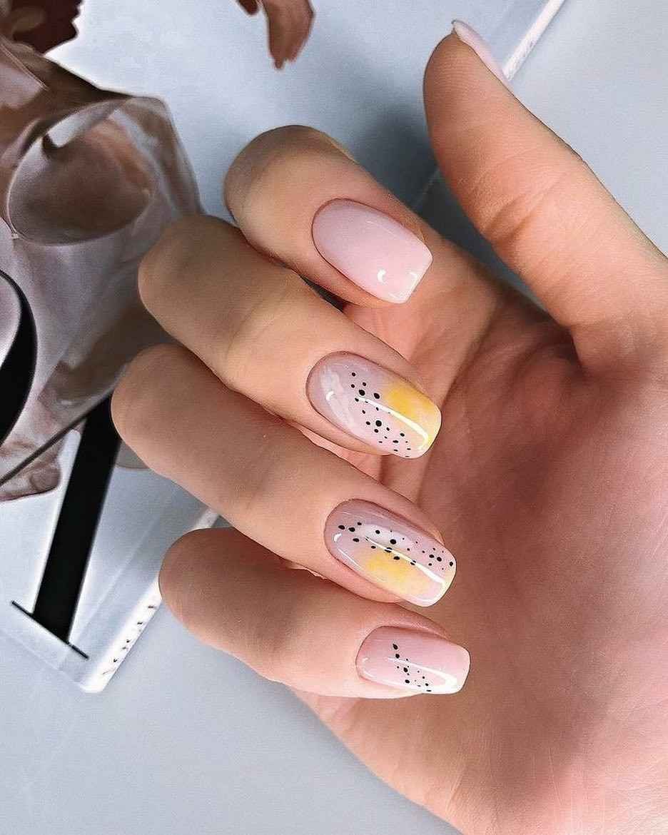 Прозрачный маникюр на короткие ногти