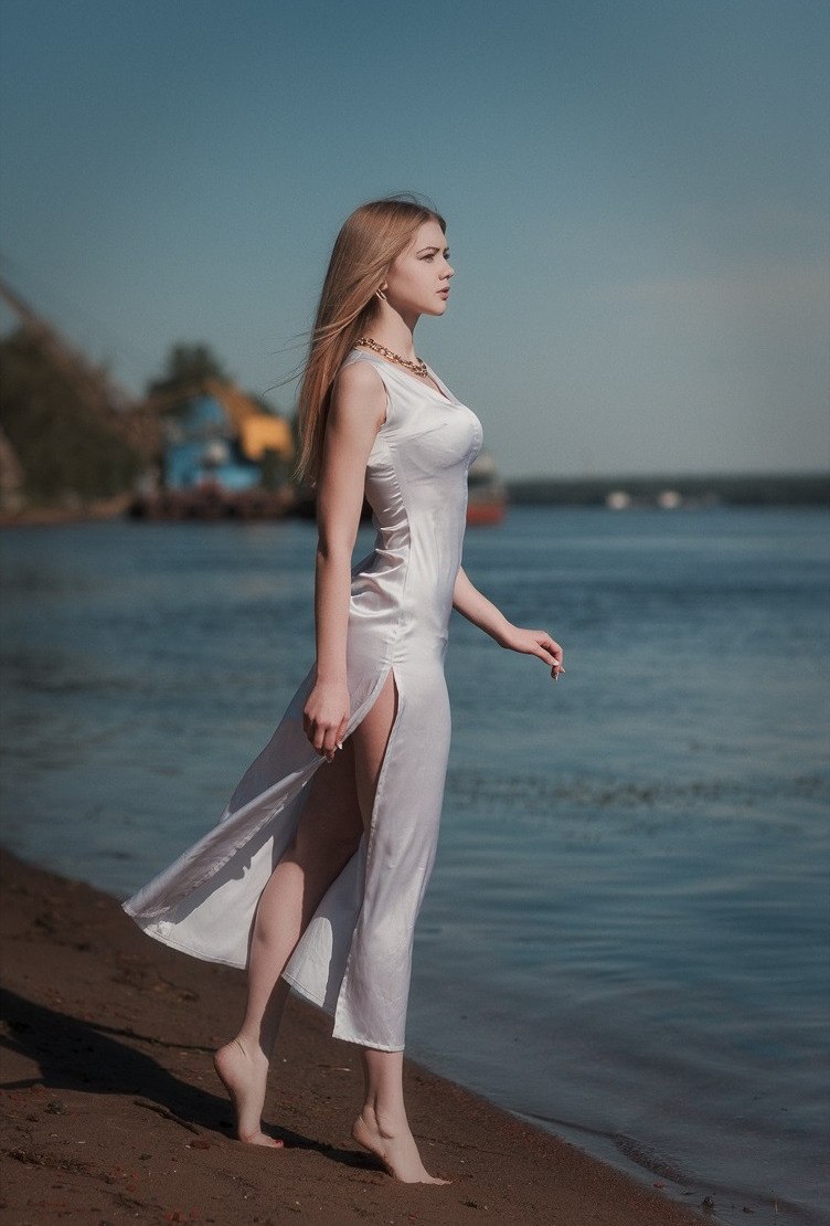 Keilih Victoria Stafford в платье