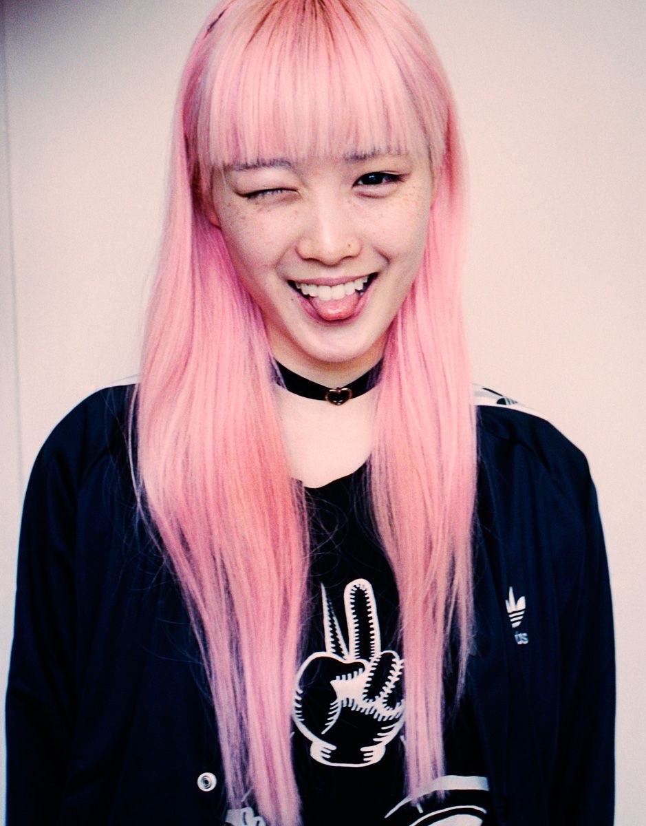 даша корейка с розовыми волосами фото