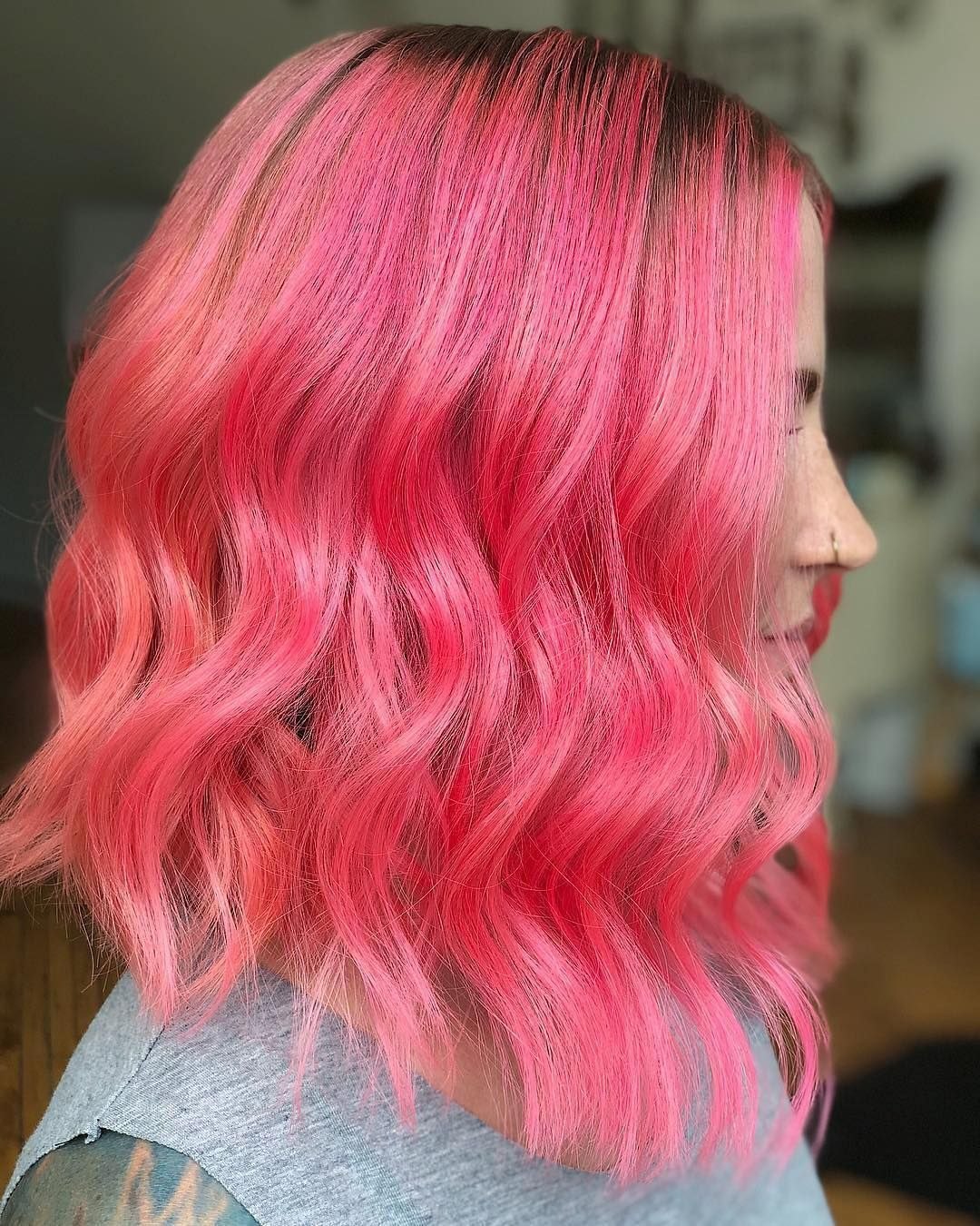 Есть розовая краска. Розовые волосы. Розовая краска для волос. Кислотно розовые волосы. Неоновая краска для волос розовая.