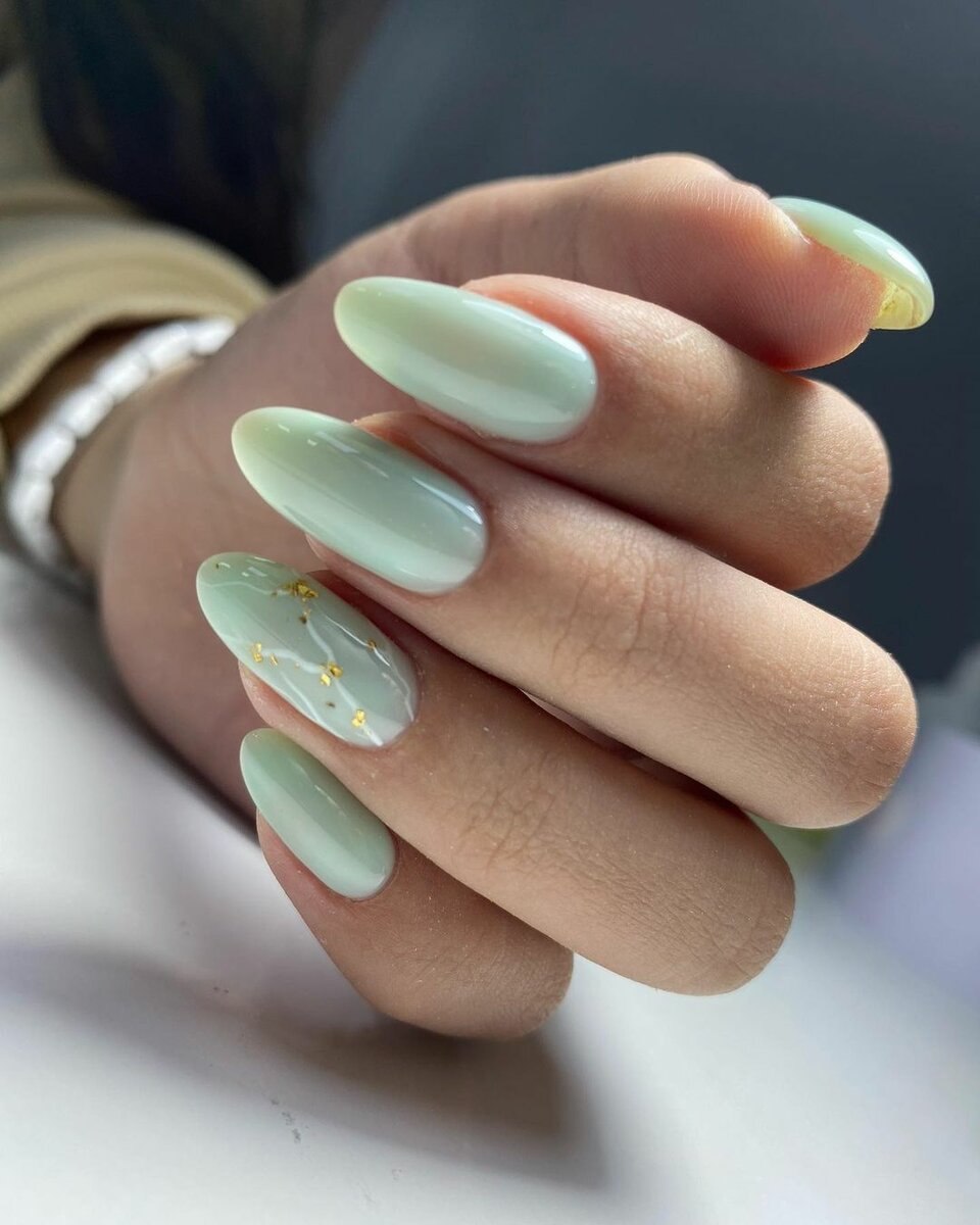 Однотонный маникюр на миндальную форму с дизайном (30 фото)