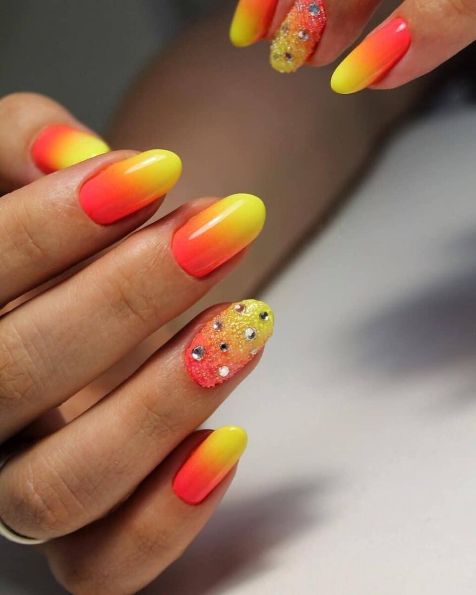 Ногти яркие летние