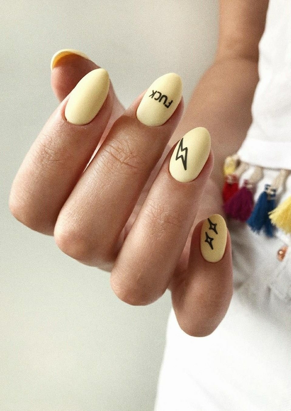 Ногти с надписями