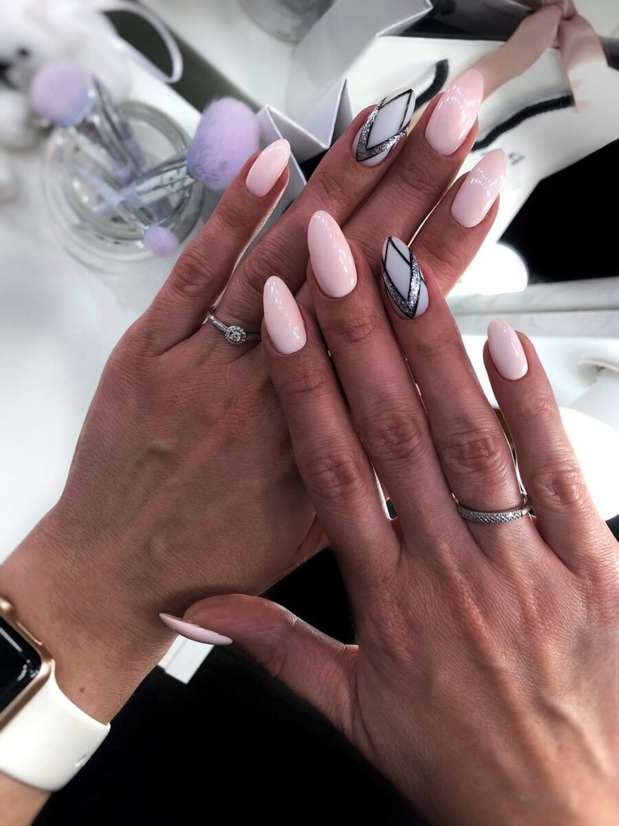 Френч на длинные ногти миндалевидной