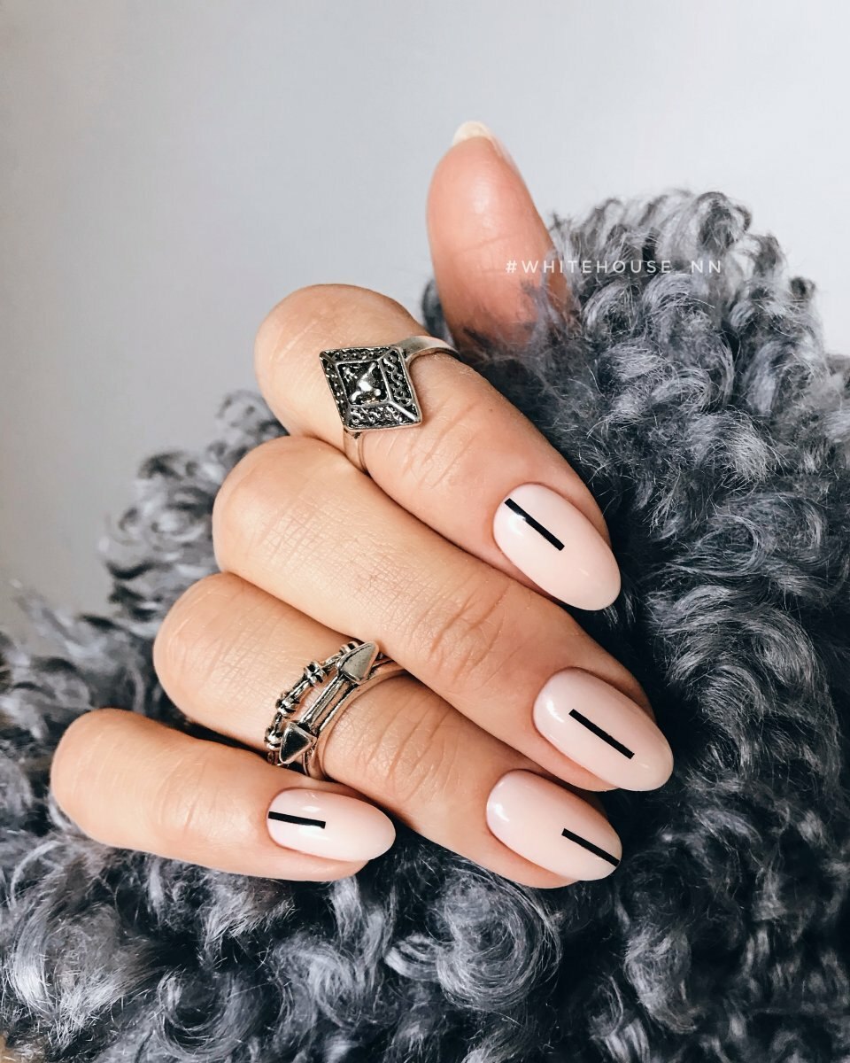 Маникюр нюдовый с черным