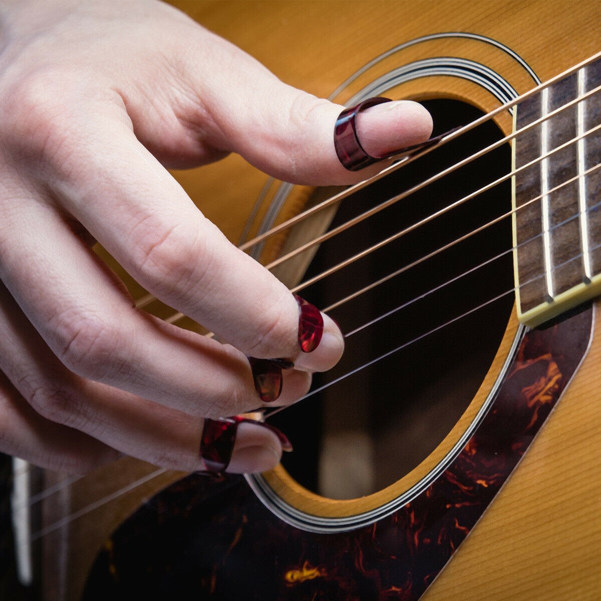 Для игры на гитаре штучка. Ногти гитариста. Мозоли от струн гитары. Ногти гитариста акустическая.