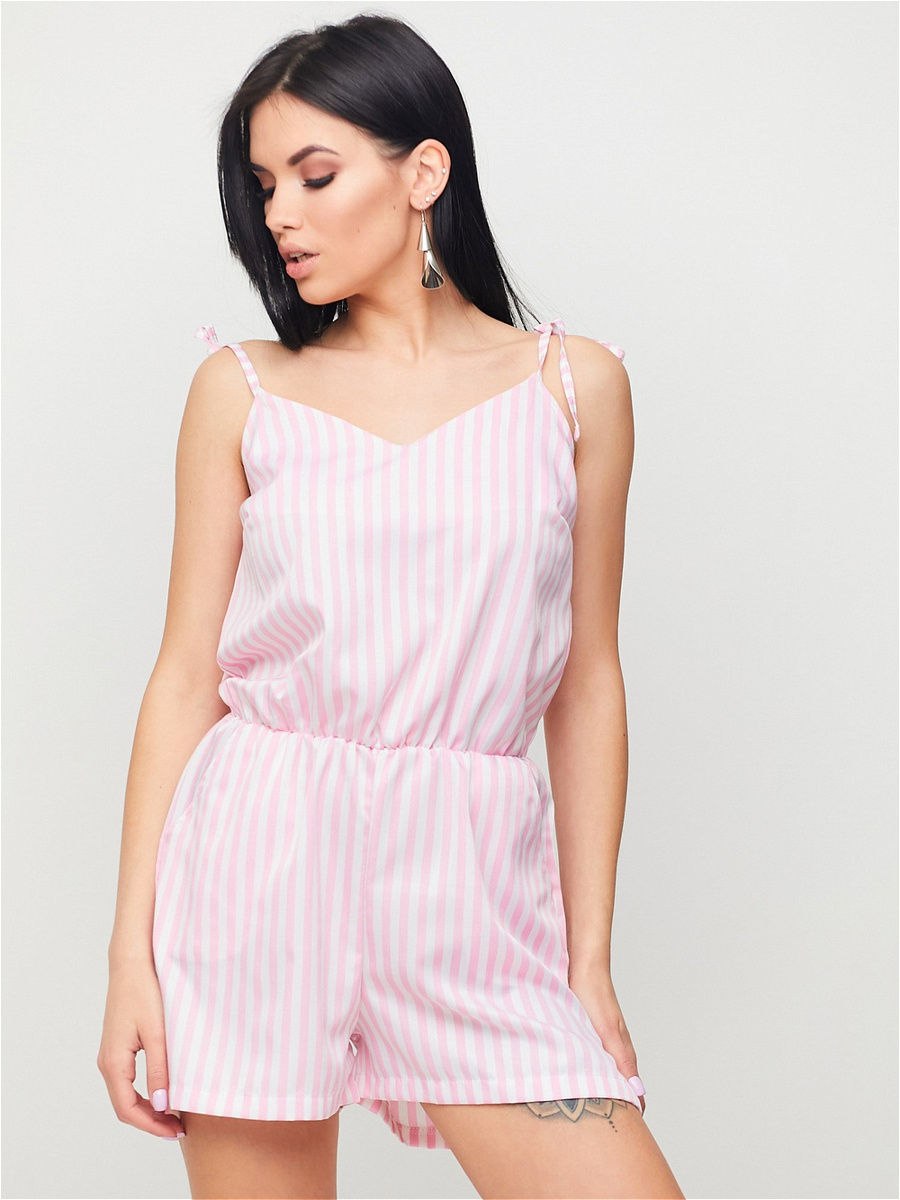 Девушка в комбинезоне