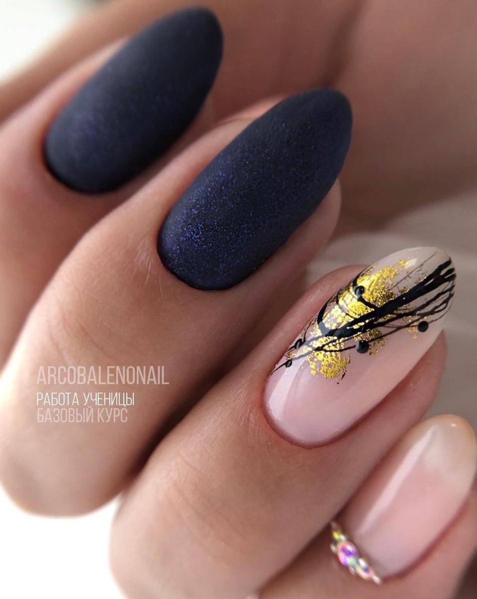 Жёлтый маникюр с паутинкой