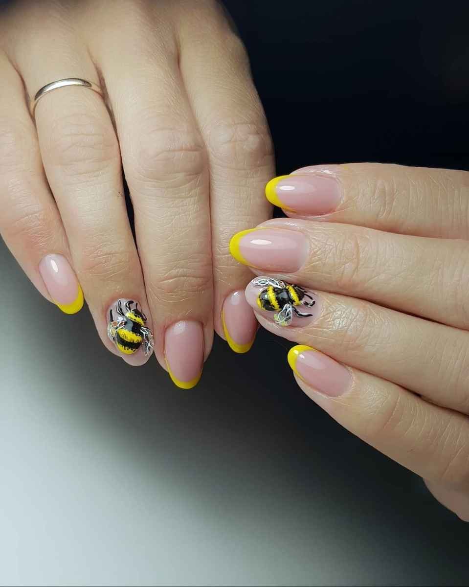 Маникюр с пчелкой