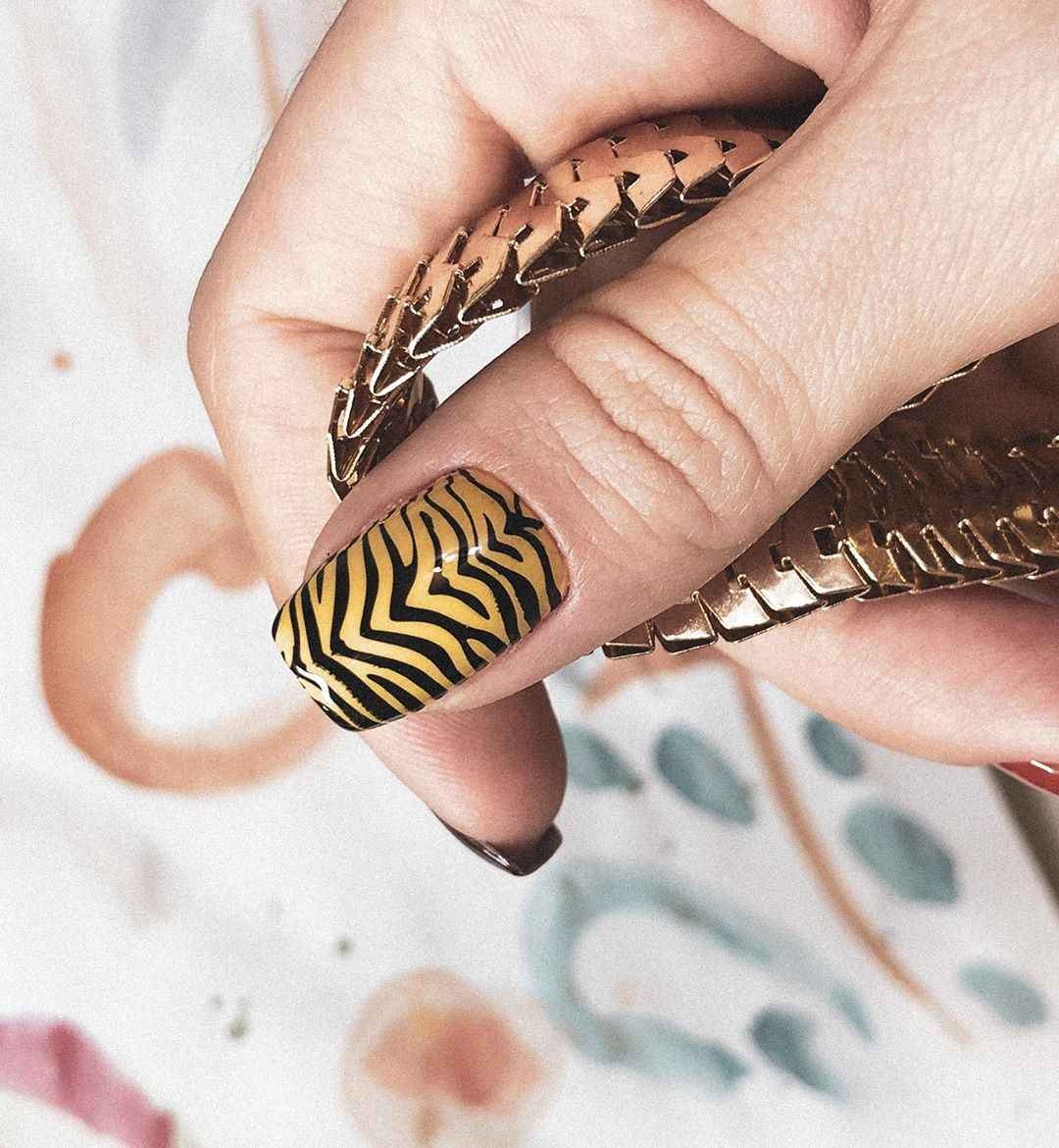 Тигровые ногти дизайн. Тигровые ногти. Маникюр с тигровым принтом. Дизайн ногтей тигровый. Тигровый принт на ногтях.
