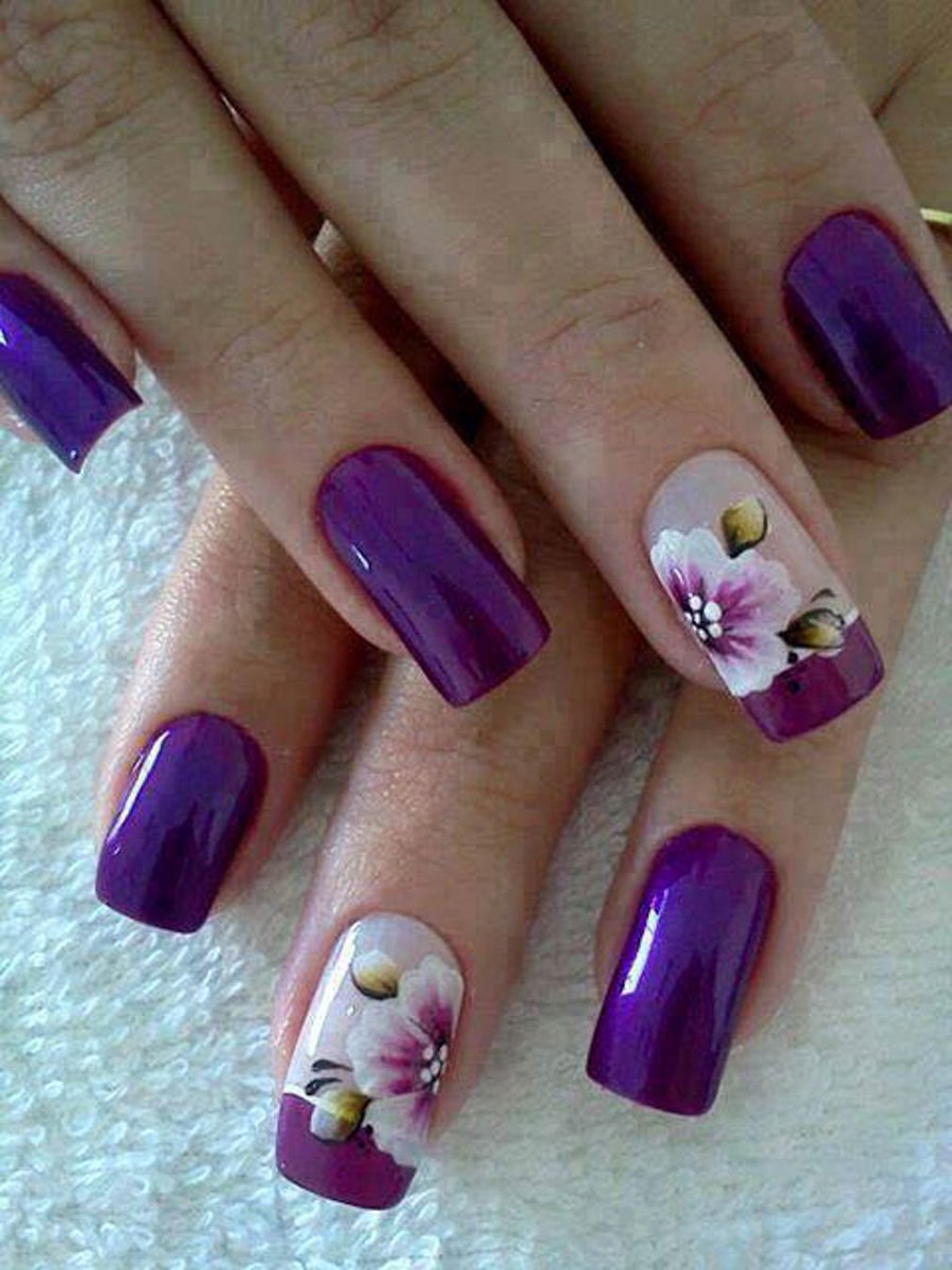 Фиолетовый маникюр с цветами