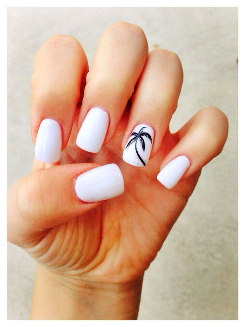 Белые ногти на море