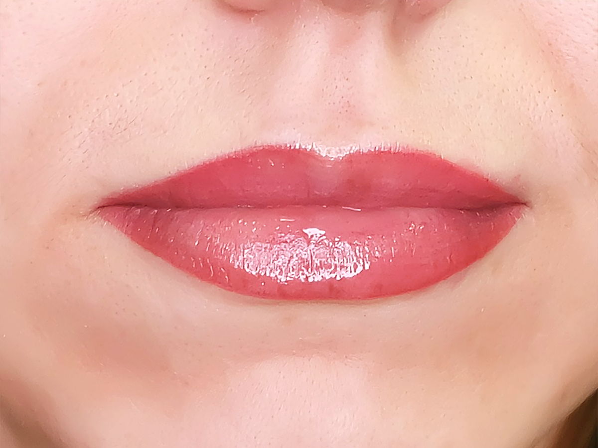 Перманент губ вишня. Перманентный макияж губ. Татуаж губ с растушевкой. Татуаж губ эффект помады.