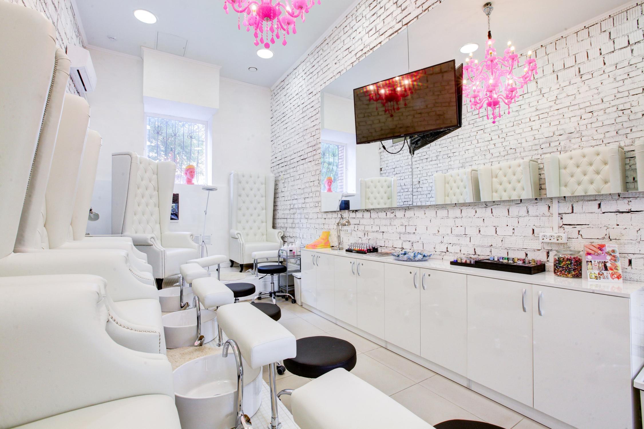 Nail studio. Студия маникюра Pink Lemon. Студия красоты Lemon, Москва. Пинк Лемон Новослободская. Топ салоны маникюра.