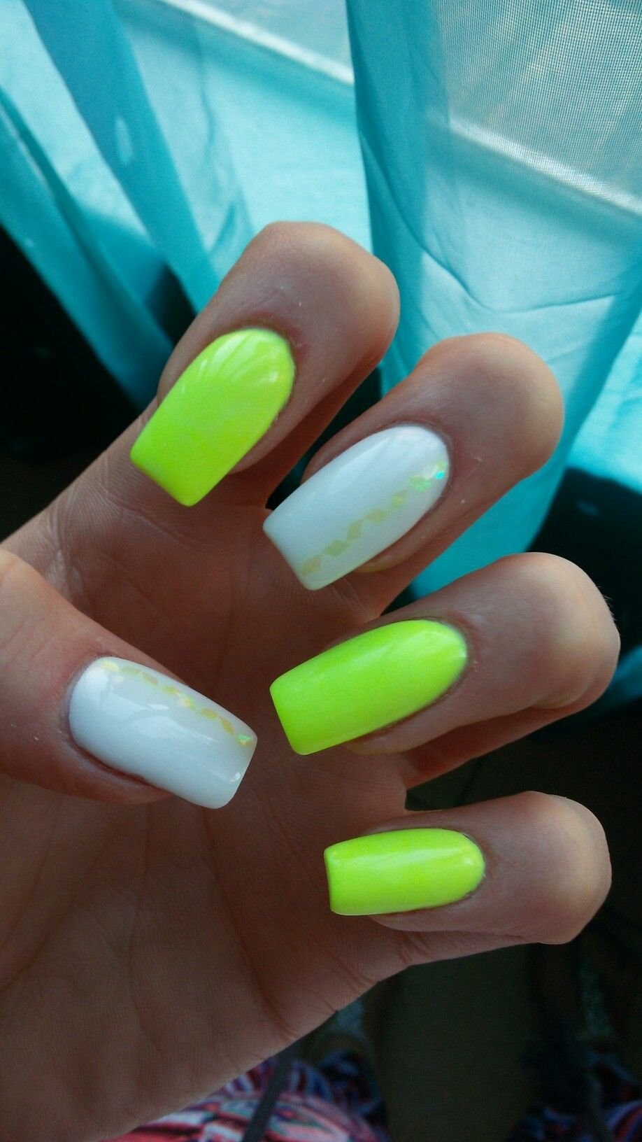 Яркий маникюр