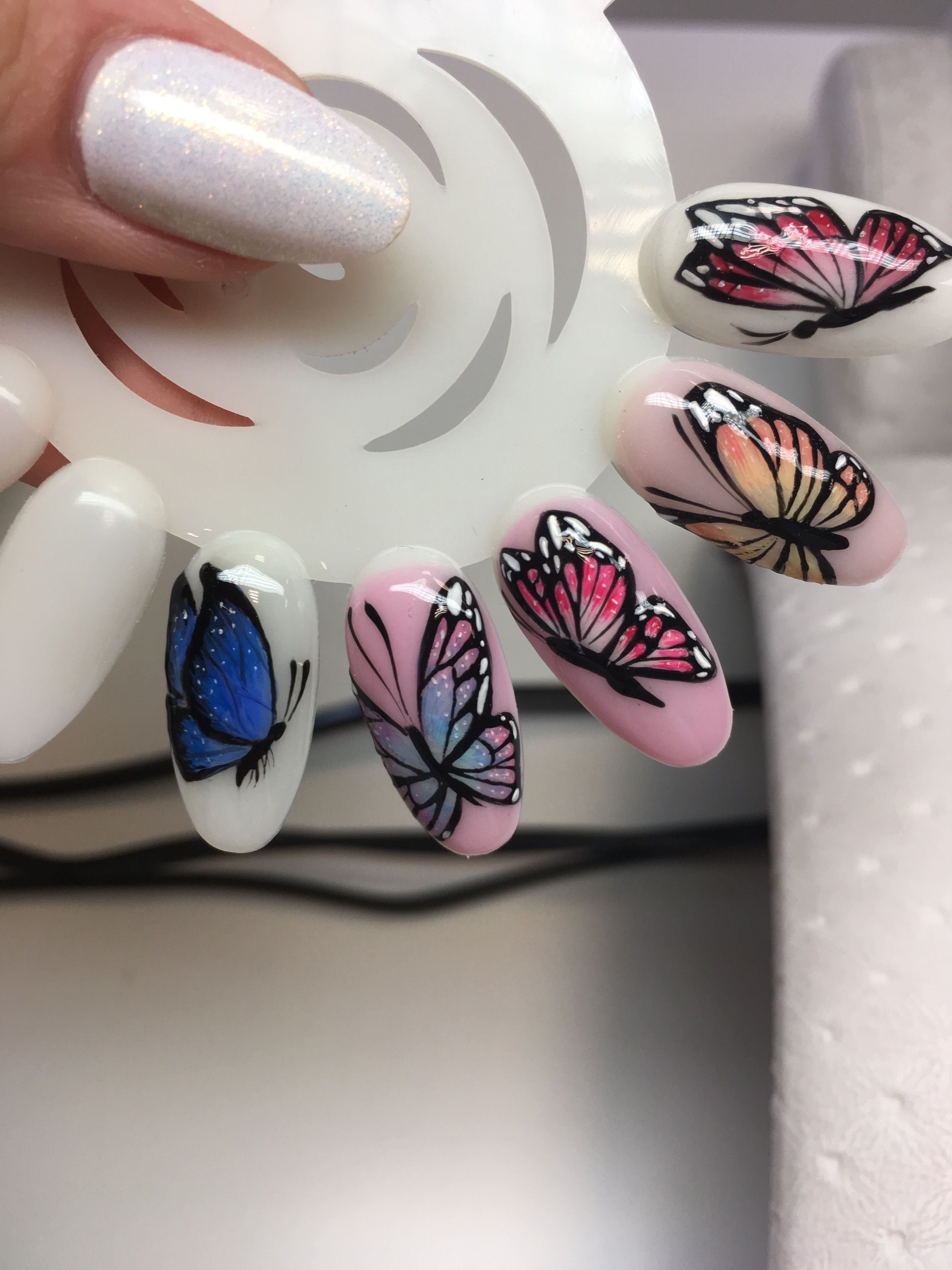Дизайн маникюра 2024г. Ногти с бабочками. Красивые ногти с бабочками. Идеи маникюра с бабочками. Объемные ногти.
