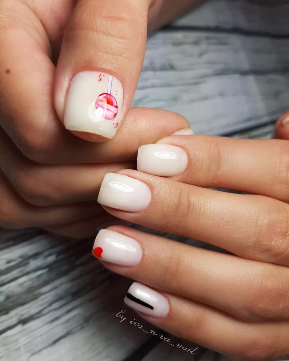 Маникюр с молочным цветом с сердечками