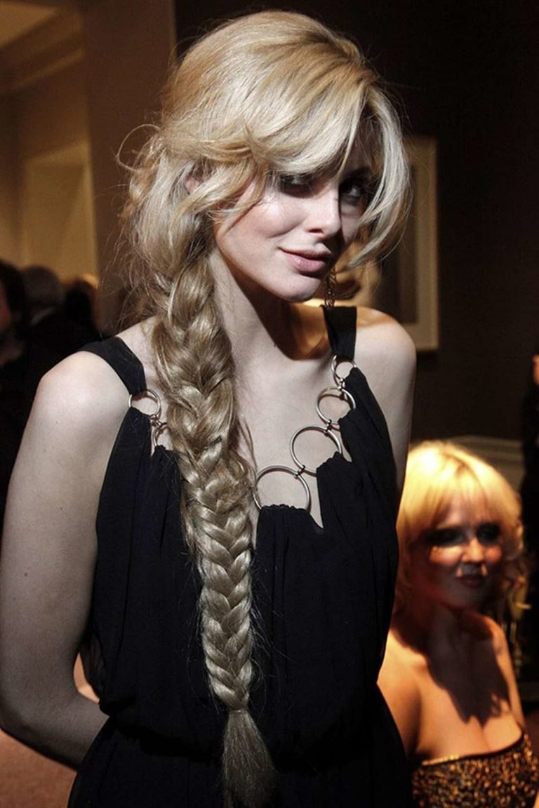 Стрижка на круглое лицо с челкой