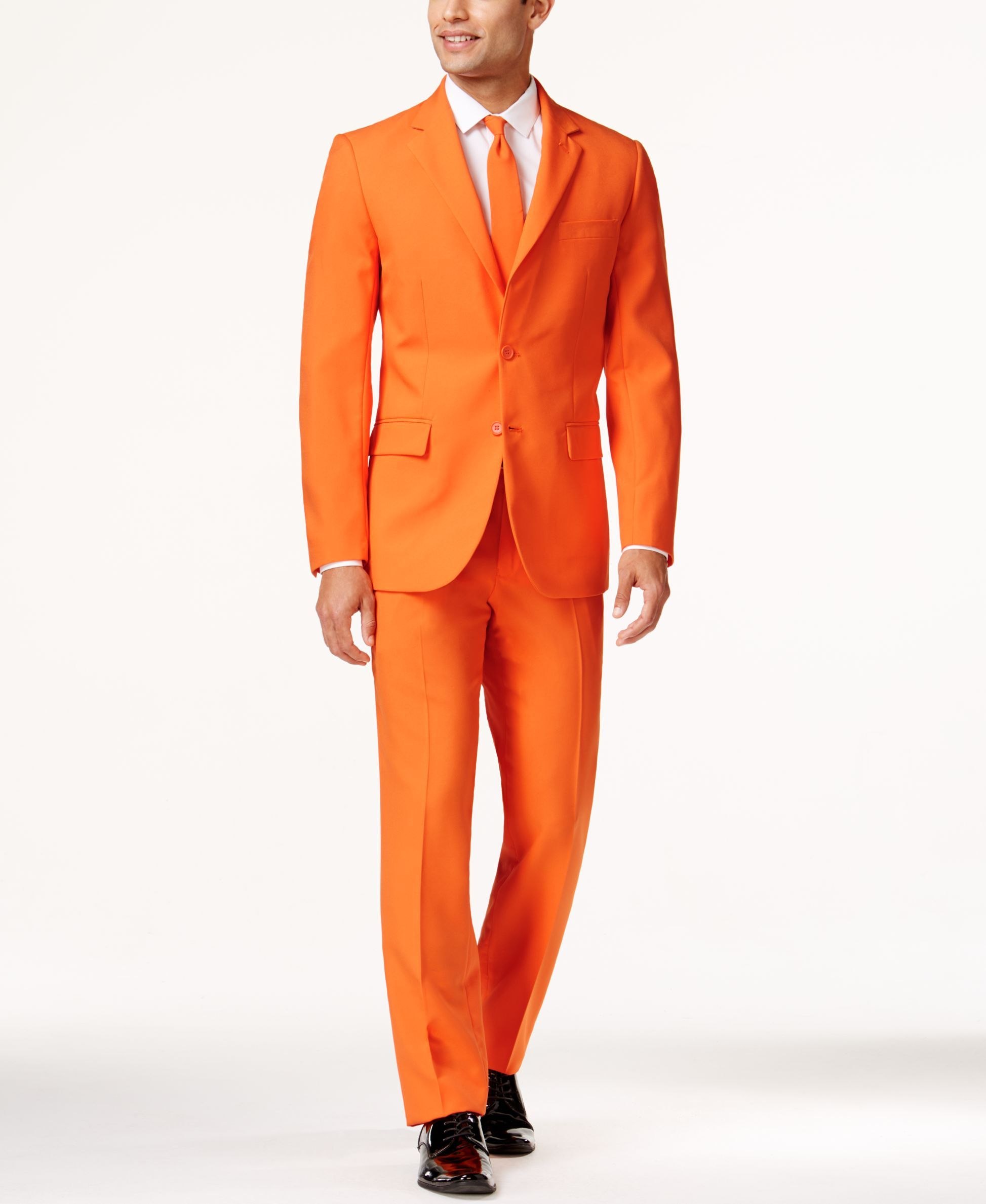 Мужчина в оранжевом костюме