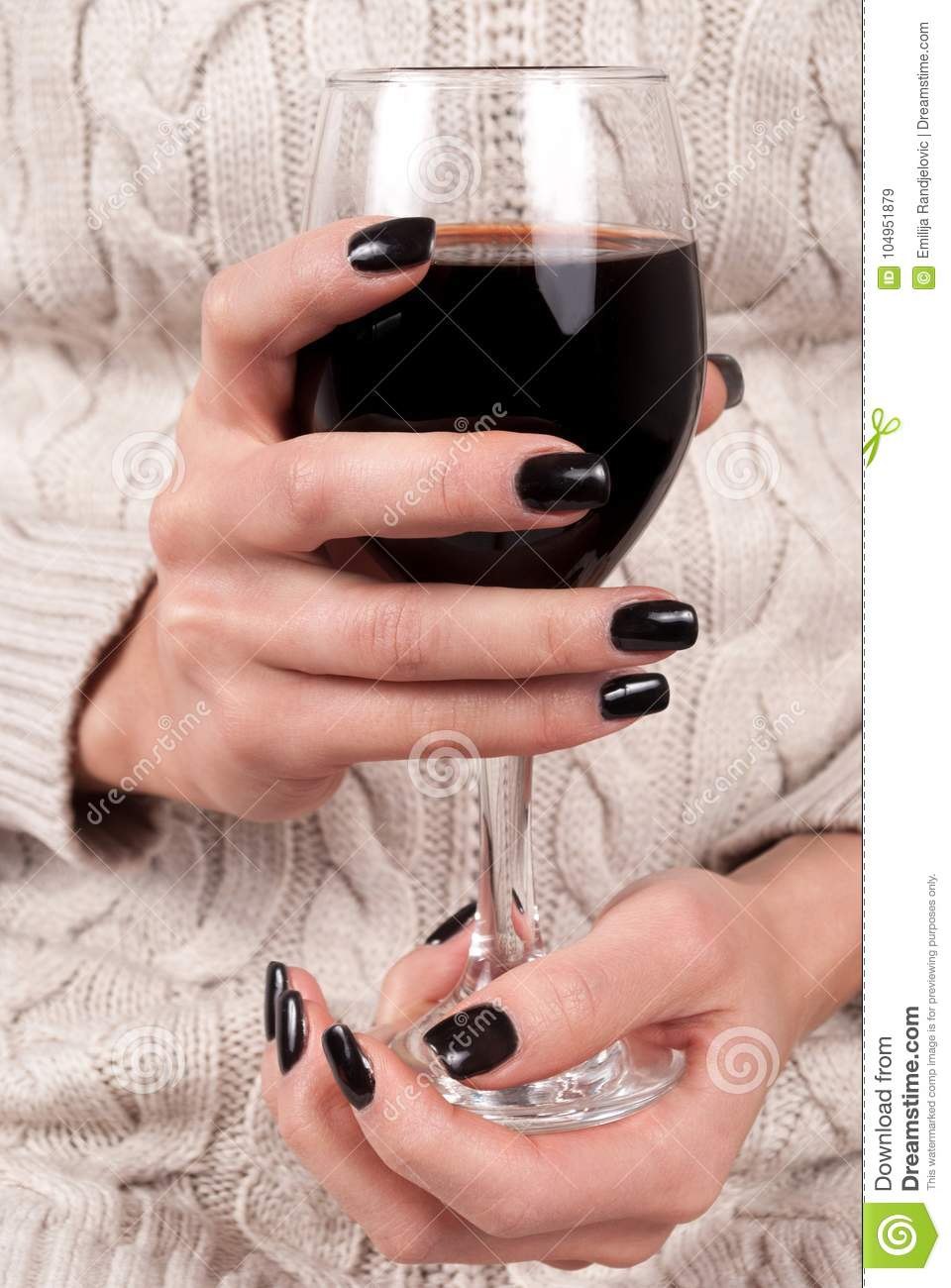Черный маникюр с бокалом вина