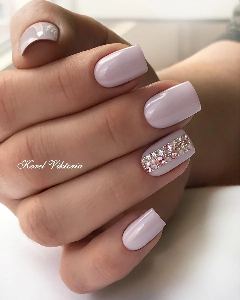 Светлый маникюр со стразами