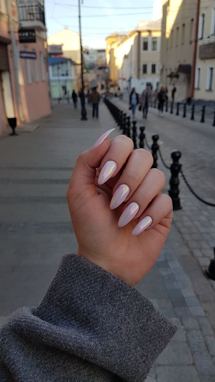 Длинные миндальные ногти